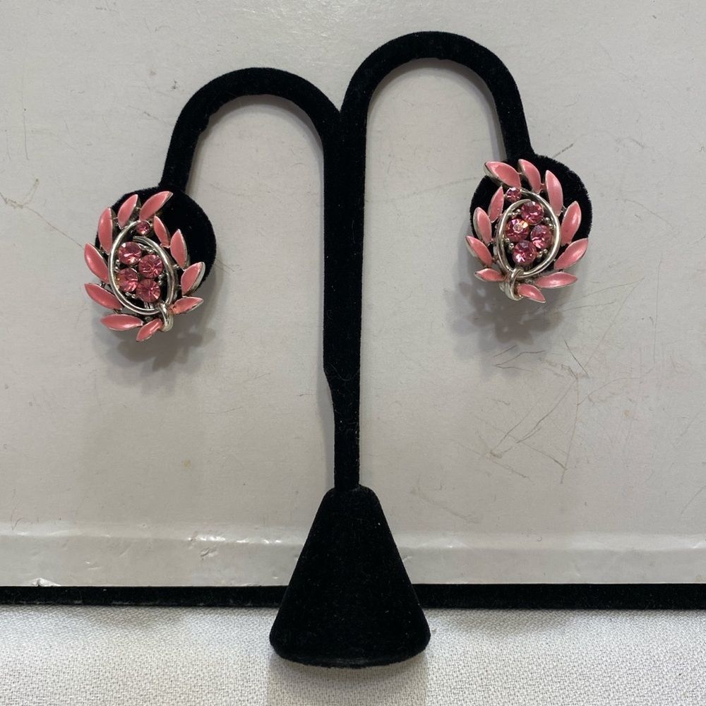 Vintage Lisner Pink Enamel And Rhinestone Clip On Earrings - Picture 13 of 13